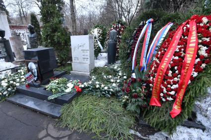 Москва.  Надгробие актера Владимира Этуша на Новодевичьем кладбище.