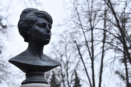 Москва. Надгробие актрисы Татьяны Самойловой на Новодевичьем кладбище.