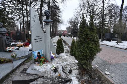 Москва.  Надгробие актрисы Татьяны Самойловой на Новодевичьем кладбище.