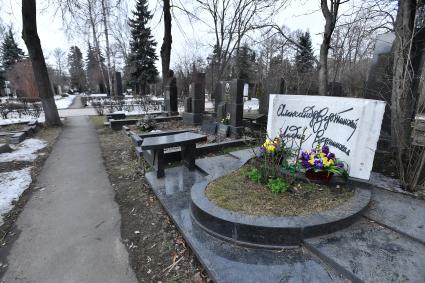 Москва. Надгробие актера Александра Вертинского и его супруги актрисы Лидии Вертинской на Новодевичьем кладбище.