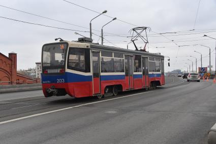 Москва. Трамвай на Новоспасском мосту после завершения капитального ремонта трамвайных путей.