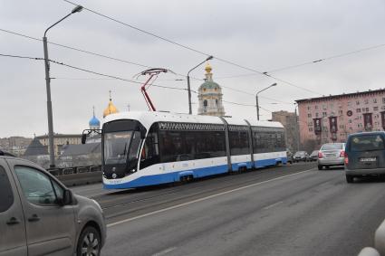 Москва. Трамвай на Новоспасском мосту после завершения капитального ремонта трамвайных путей.