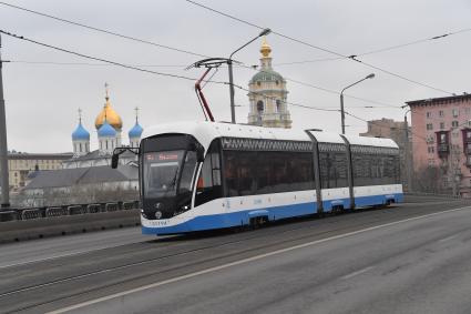 Москва. Трамвай на Новоспасском мосту после завершения капитального ремонта трамвайных путей.