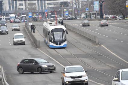 Москва. Трамвай на Новоспасском мосту после завершения капитального ремонта трамвайных путей.