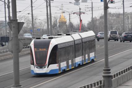 Москва. Трамвай на Новоспасском мосту после завершения капитального ремонта трамвайных путей.