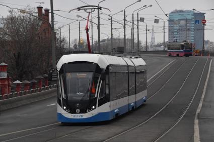 Москва. Трамвай на Новоспасском мосту после завершения капитального ремонта трамвайных путей.