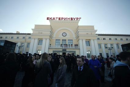 Екатеринбург. Люди на железнодорожном вокзале в ожидании прибытия поезда с эшелоном \'Сирийский перелом\', с трофейной техникой сирийских террористов