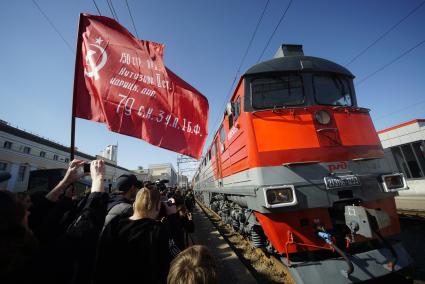 Екатеринбург. Прибытие поезда с эшелоном \'Сирийский перелом\', с трофейной техникой сирийских террористов на железнодорожный вокзал