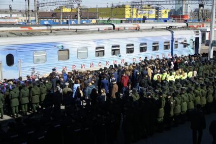 Екатеринбург. Прибытие поезда с эшелоном \'Сирийский перелом\', с трофейной техникой сирийских террористов на железнодорожный вокзал