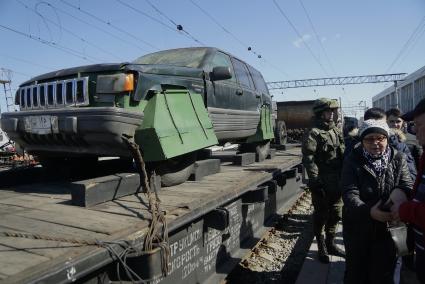 Екатеринбург. Поезд с эшелоном \'Сирийский перелом\', с трофейной техникой сирийских террористов на железнодорожный вокзал. На фото: Джихадмобиль на базе Jeep grand cherokee