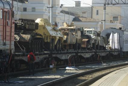 Екатеринбург. Поезд с эшелоном \'Сирийский перелом\', с трофейной техникой сирийских террористов на железнодорожном вокзале