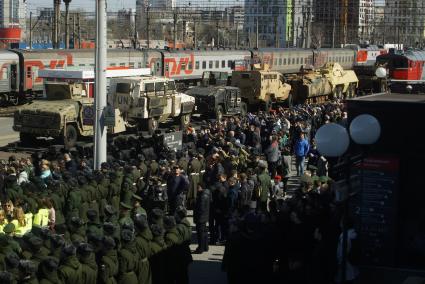 Екатеринбург. Прибытие поезда с эшелоном \'Сирийский перелом\', с трофейной техникой сирийских террористов на железнодорожный вокзал