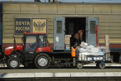 Екатеринбург. Железнодорожный вокзал. Погрузка почты в почтовый вагон