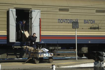 Екатеринбург. Железнодорожный вокзал. Погрузка почты в почтовый вагон