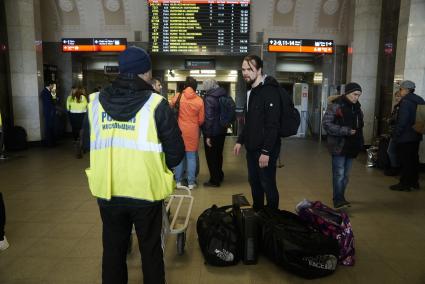 Екатеринбург. Носильщик в зале ожидания  железнодорожного вокзала