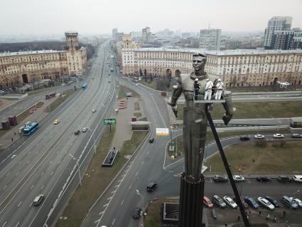 Москва.  Сотрудники коммунальных служб моют памятник космонавту Юрию Гагарину на Ленинском проспекте.