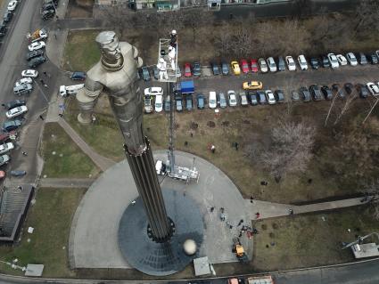 Москва.  Сотрудники коммунальных служб моют памятник космонавту Юрию Гагарину на Ленинском проспекте.