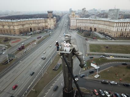 Москва.  Сотрудники коммунальных служб моют памятник космонавту Юрию Гагарину на Ленинском проспекте.