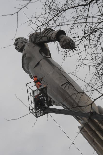 Москва.  Сотрудники коммунальных служб моют памятник космонавту Юрию Гагарину на Ленинском проспекте.