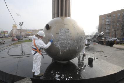 Москва.  Сотрудники коммунальных служб моют памятник космонавту Юрию Гагарину на Ленинском проспекте.