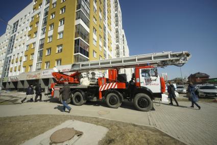 Екатеринбург. Взрыв в жилом доме на улице Мехренцева 46. Пожарная машина у дома где произошел взрыв