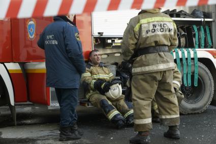 Екатеринбург. Взрыв в жилом доме на улице Мехренцева 46. Пожарные отдыхают у пожарной машины