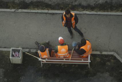 Екатеринбург. Взрыв в жилом доме на улице Мехренцева 46. Дворники у подьезда