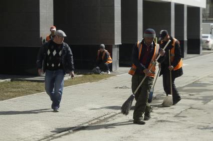 Екатеринбург. Взрыв в жилом доме на улице Мехренцева 46. Дворники собирают осколки выбирых стекол