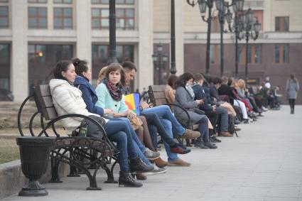 Москва.  Горожане отдыхают на скамейках.