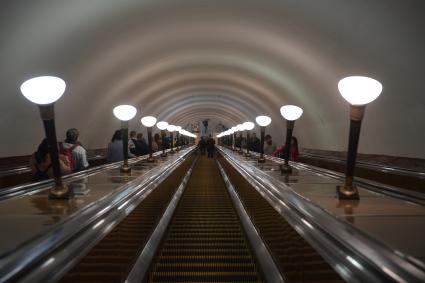 Москва.  На эскалаторе Московского метрополитена.