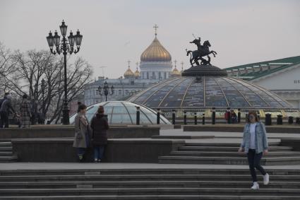 Москва.  Прохожие на Манежной площади.