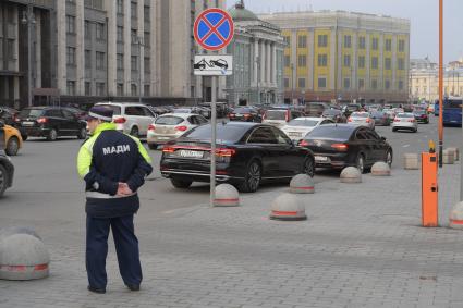 Москва.  Сотрудник МАДИ на  улице Охотный ряд.