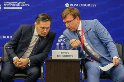 Санкт-Петербург. Генеральный директор государственной корпорации по атомной энергии `Росатом` Алексей Лихачев и ведущий телеканала `Россия 24` Дмитрий Щугорев (справа) во время сессии `Северный морской путь - ключ к развитию российской Арктики` в конгрессно-выставочном центре `Экспофорум` в рамках V Международного арктического форума `Арктика - территория диалога`.