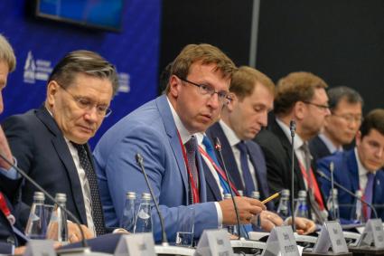 Санкт-Петербург. Генеральный директор государственной корпорации по атомной энергии `Росатом` Алексей Лихачев и ведущий телеканала `Россия 24` Дмитрий Щугорев (слева направо) во время сессии `Северный морской путь - ключ к развитию российской Арктики` в конгрессно-выставочном центре `Экспофорум` в рамках V Международного арктического форума `Арктика - территория диалога`.