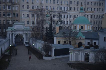 Москва.  Храм Николая Чудотворца со стороны Староваганьковского переулка и вход в Ивановский зал.