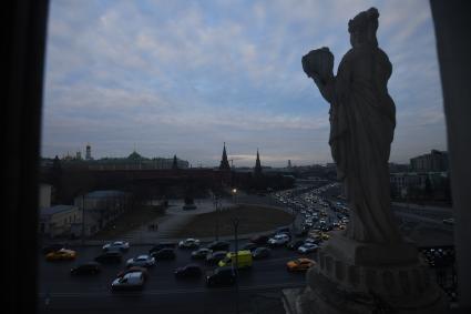 Москва.  Вид на Боровицкую площадь и  памятник князю Владимиру с Российской Государственной библиотеки.