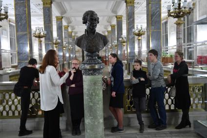 Москва. Посетители у бюста графа Николая Румянцева в залах  Российской Государственной библиотеки.