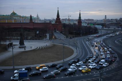 Москва.  Вид на Боровицкую площадь и  памятник князю Владимиру с Российской Государственной библиотеки.