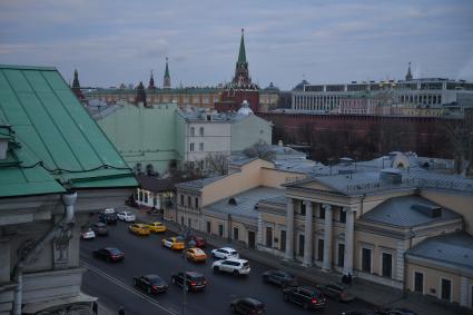 Москва. Вид на Моховую улицу из окон Российской Государственной библиотеки.