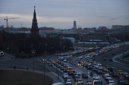 Москва. Вид на Боровицкую площадь и башню Кремля.