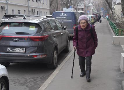 Москва.  Пожилая женщина на улице города.