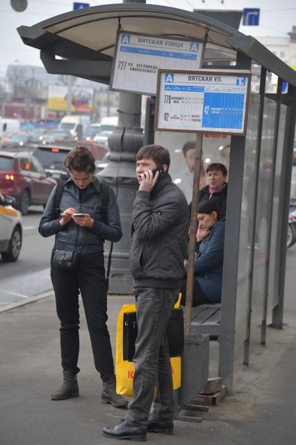 Москва. Пассажиры на остановке общественного транспорта.