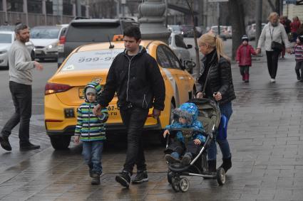 Москва.  Женщина с детьми на улице города.