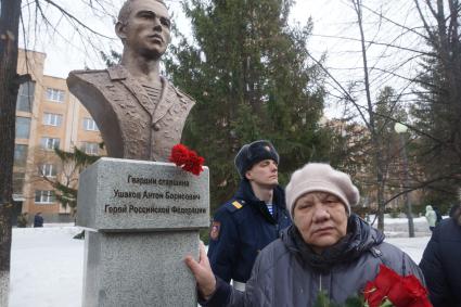 Тольятти.  Во время торжественной церемонии открытия памятника  участнику контртеррористической операции на Северном Кавказе  старшине гвардии Антону Ушакову.