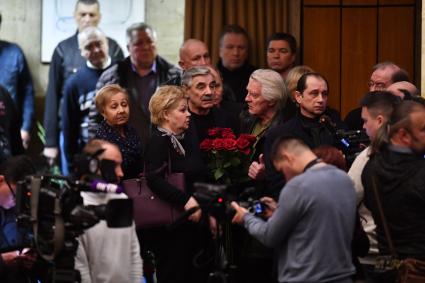 Москва. Актеры Александр Панкратов-Черный и Юрий Назаров во время церемонии прощания с народным артистом России Алексеем Булдаковым в Центральном доме кино.