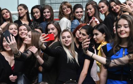 Москва. Участницы конкурса `Мисс Россия - 2019` делают селфи перед началом репетиции.