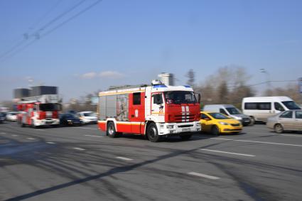 Москва.  Автомобили пожарной службы на одной из улиц города.