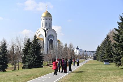 Москва.   Вид на Храм Великомученика Георгия Победоносца на Поклонной Горе