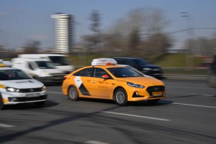 Москва. Автомобиль такси на одной из улиц города.