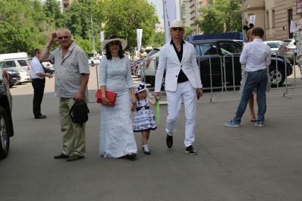 Диск283. Центральный Московский ипподром. Скачки ГРАН-ПРИ РАДИО МОНТЕ-КАРЛО. 2014. На снимке: певец, композитор Аркадий Укупник, его супруга Наталья и дочь Соня